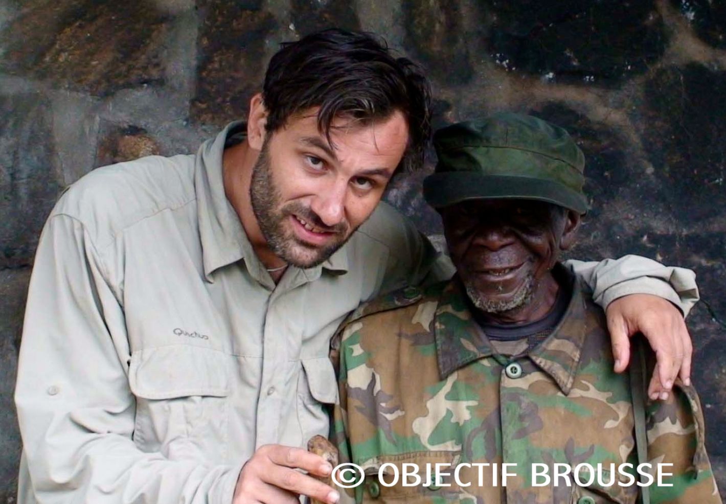 Photo de Xavier Gilibert et Pili Pili, un pygmée qui fut le pisteur de la première personne au monde à faire de l'habituation avec les gorilles à Kahuzi Biega © Objectif Brousse