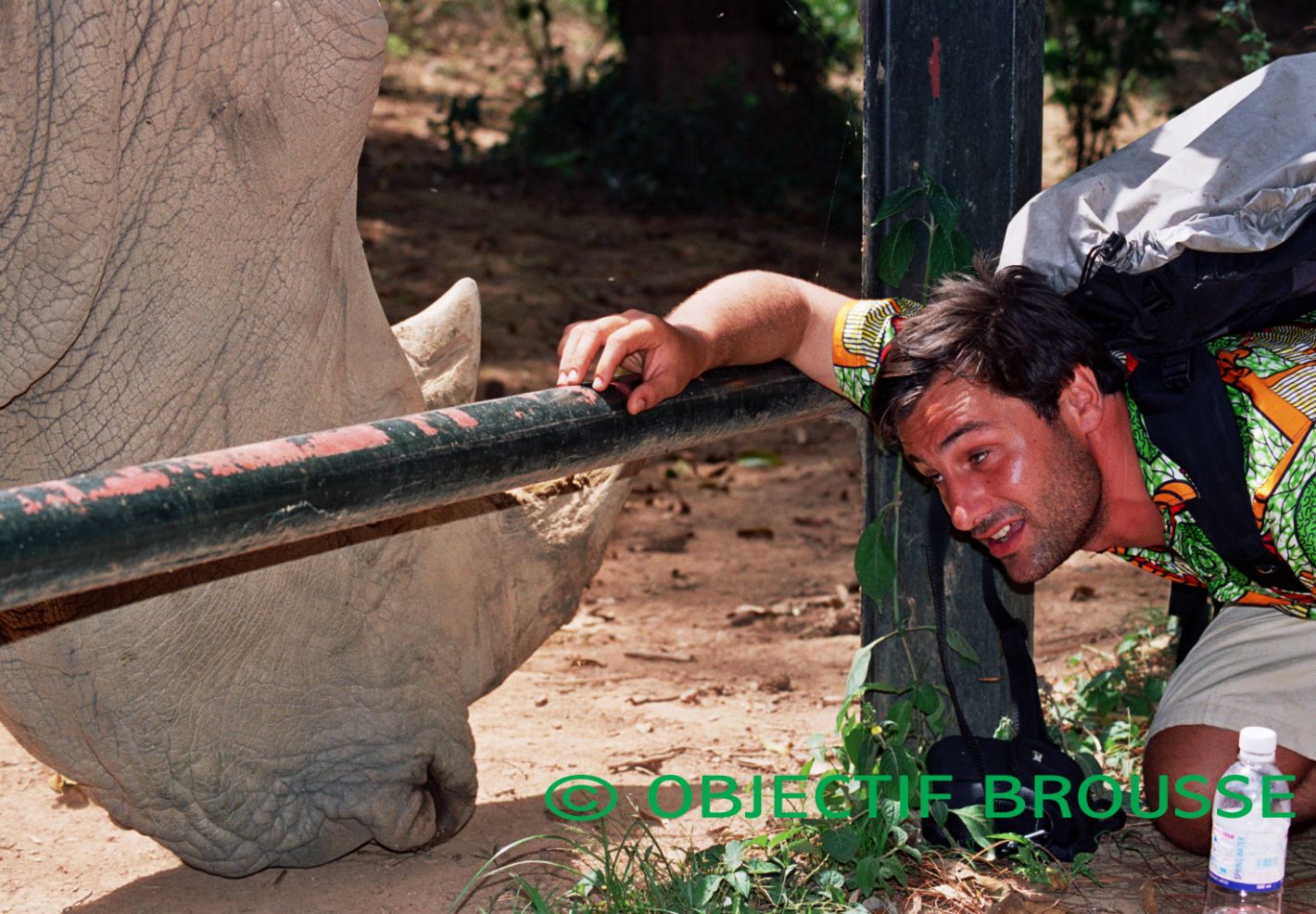 Photo de Xavier Gilibert avec un des derniers rhinocéros blanc du Nord