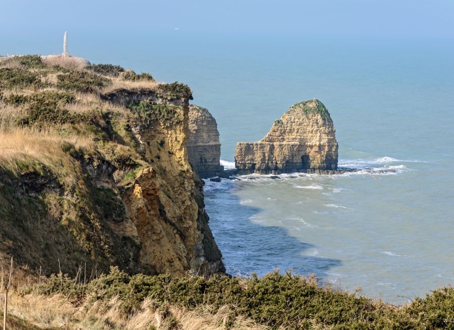 Photo de la Pointe du Hoc à Cricqueville-en-Bessin dans le Calvados, lieu de sortie balade nature pour l'observation d'oiseaux marins