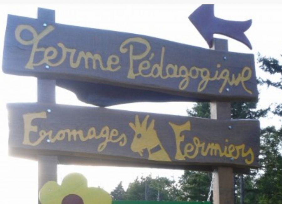 Photo du panneau d'entrée de la ferme pédagogique Les Biquettes du Pays de Tronçais à Urçay dans l'Allier