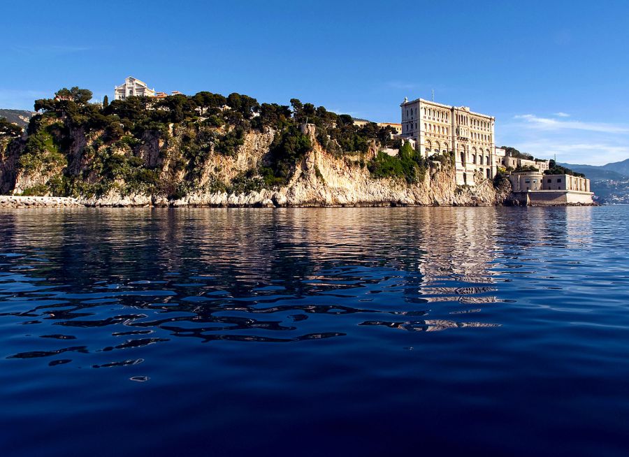 Photo de vue extérieure depuis la mer de l'aquarium et Musée Océanographique de Monaco