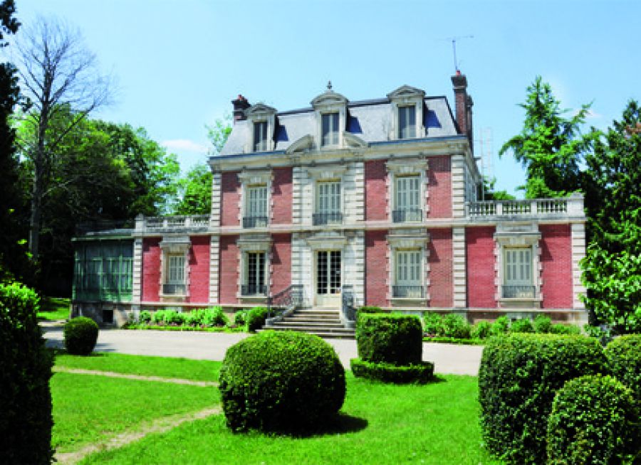 Photo des jardins et du bâtiment hébergeant le Muséum, musée d'histoire naturelle d'Auxerre dans l'Yonne