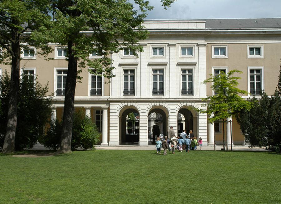 Photo de la façade du Muséum de Grenoble, musée d'histoire naturelle en Isère
