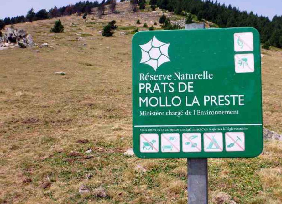 Photo d'un panneau de la Réserve Naturelle de Prats de Mollo la Preste dans les Pyrénées Orientales