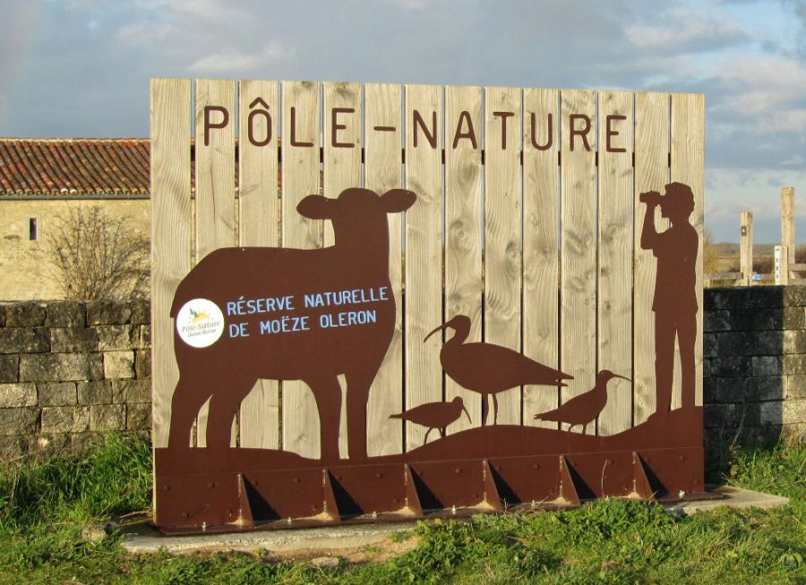 Photo du panneau d'accueil du Pôle Nature de la Réserve Naturelle de Moëze-Oléron en Charente