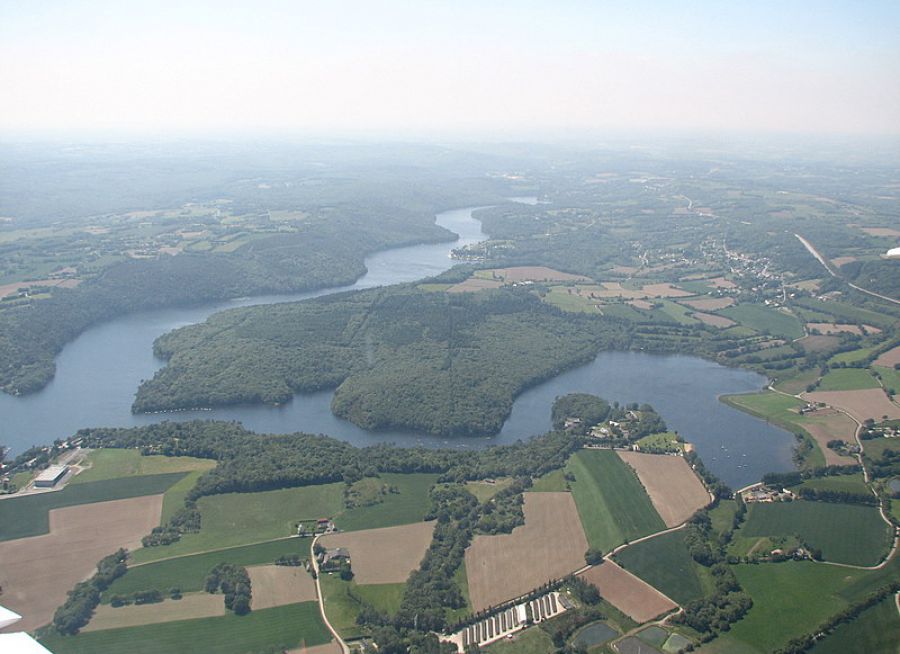 Photo aérienne du Lac de Guerledan dans les Côtes-d'Armor, Pilot'22 - Wikimedia Commons - CC BY-SA 2-5