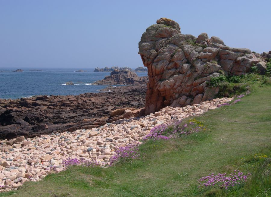 Photo de rivage sur l'îIle de Bréhat dans les Côtes d'Armor, JLPC - Wikimedia Commons - CC BY-SA 3-0