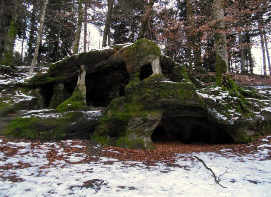 Photo des Grottes de l'Ermitage dans le Massif de la Serre dans le Jura, Cjulien21 - Wikimedia Commons - CC BY-SA 3-0