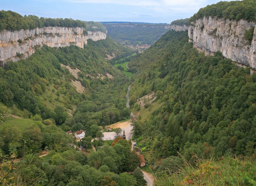 Photo de la Reculée de Baume-les-Messieurs dans le Jura, W- Bulach - Wikimedia Commons - CC BY-SA 4-0