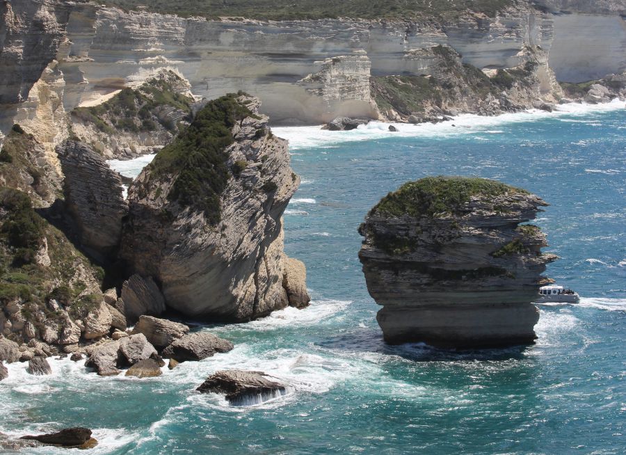 Photo de rivage dans la réserve naturelle des Bouches de Bonifacio en Corse-du-Sud, Lucie Gd - Wikimedia Commons - CC BY-SA 4-0
